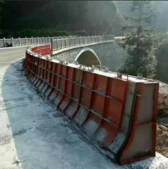 隔离墩钢广发(中国).jpg